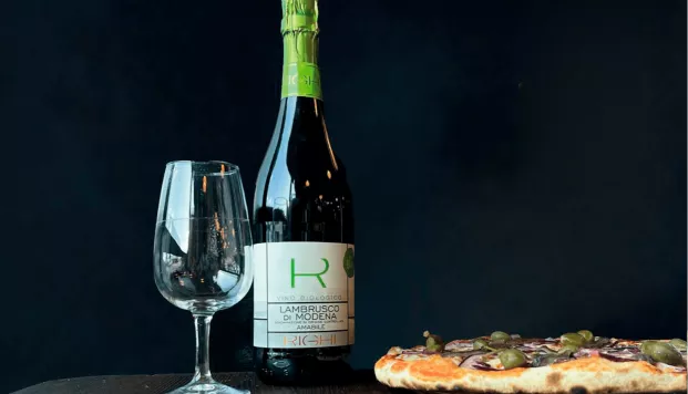vin rouge pétillant italien